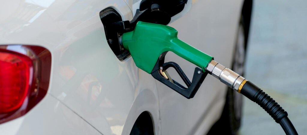 Foto de carro sendo carregado com etanol no posto