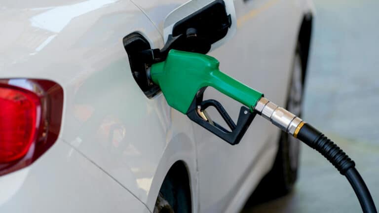 Fim do elétrico? Flex usando etanol emite menos CO₂ que elétricos chineses, diz estudo
