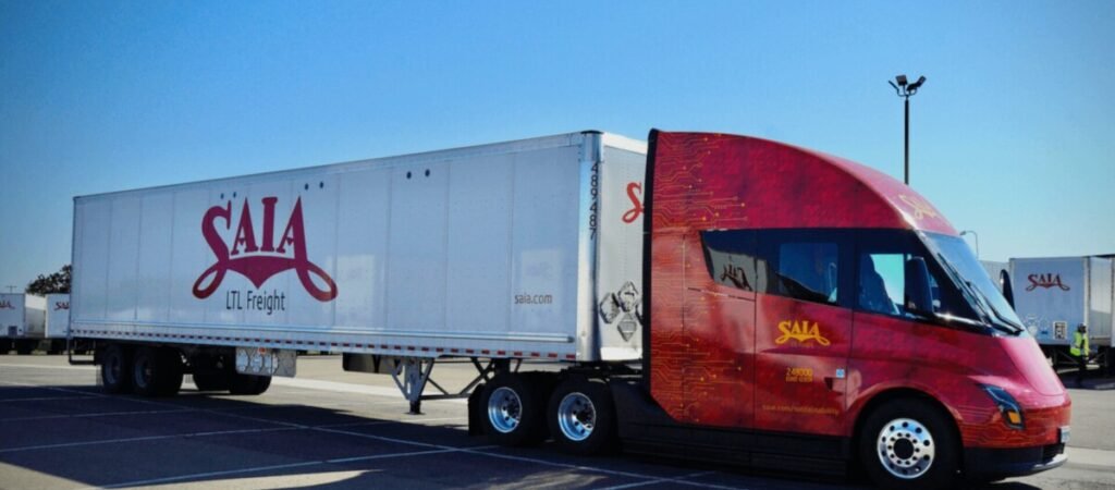 Foto de caminhão elétrico da Tesla