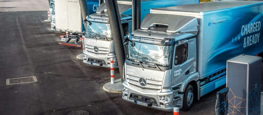 Fotos de caminhões elétricos no posto de carregamento