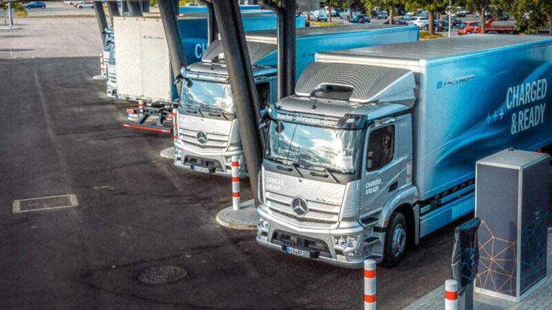 Fotos de caminhões elétricos no posto de carregamento