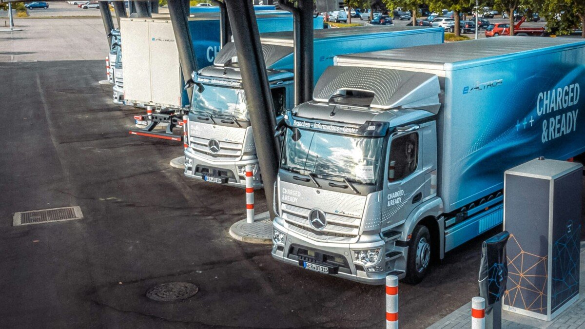 Fotos de caminhões elétricos no posto de carregamento