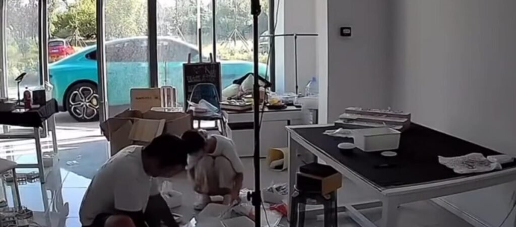 Imagem de vídeo que mostra carro autônomo “fugindo” do dono na China