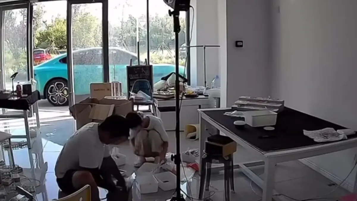 Imagem de vídeo que mostra carro autônomo “fugindo” do dono na China