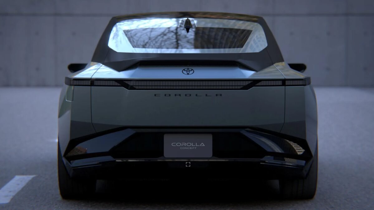 Foto promocional do carro Toyota Corolla Concept no Japan Mobility Show, mostrando traseira