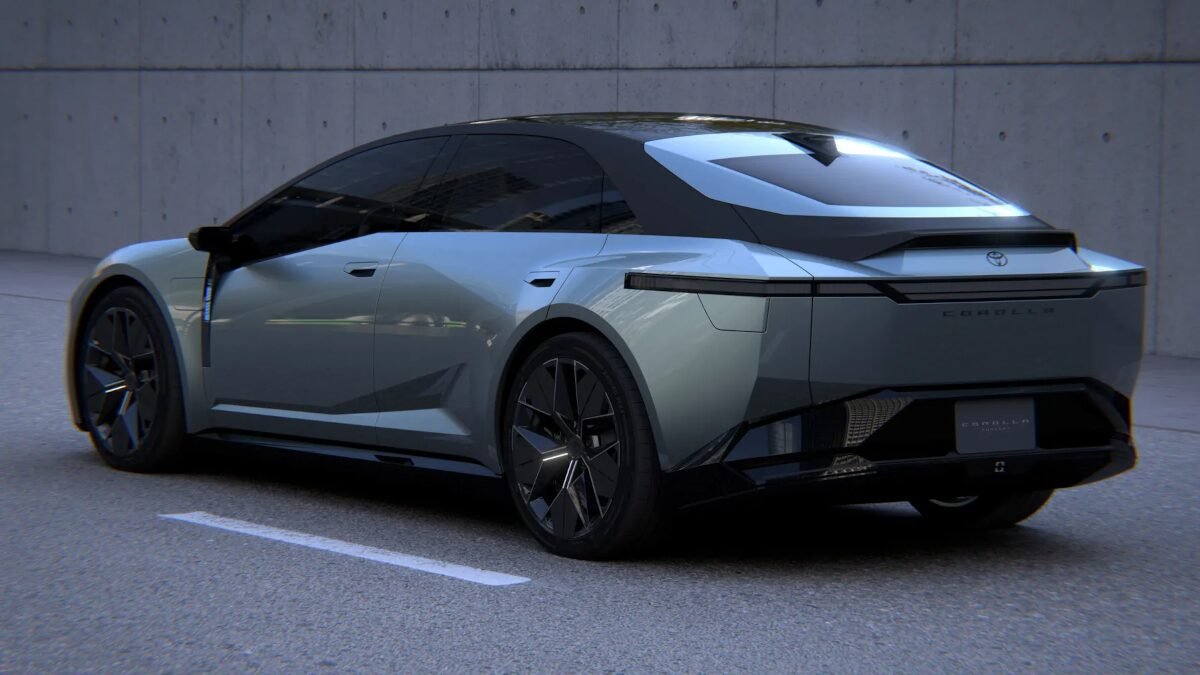 Foto promocional do carro Toyota Corolla Concept no Japan Mobility Show, mostrando ângulo traseiro