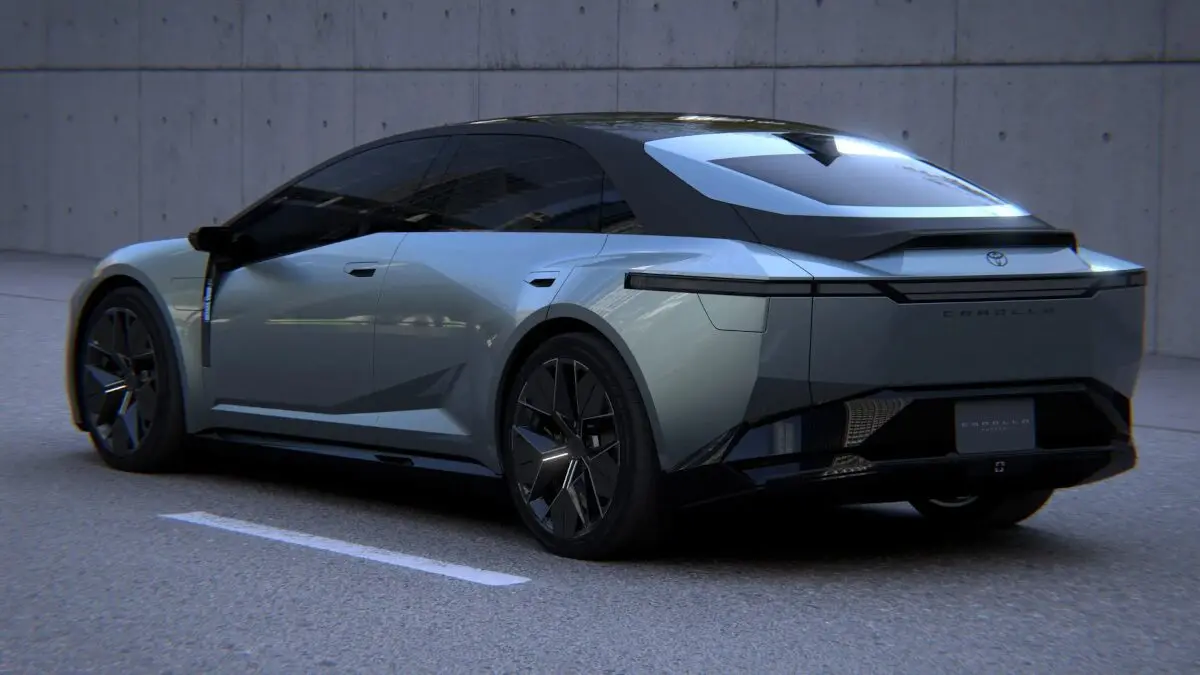 Foto promocional do carro Toyota Corolla Concept no Japan Mobility Show, mostrando ângulo traseiro