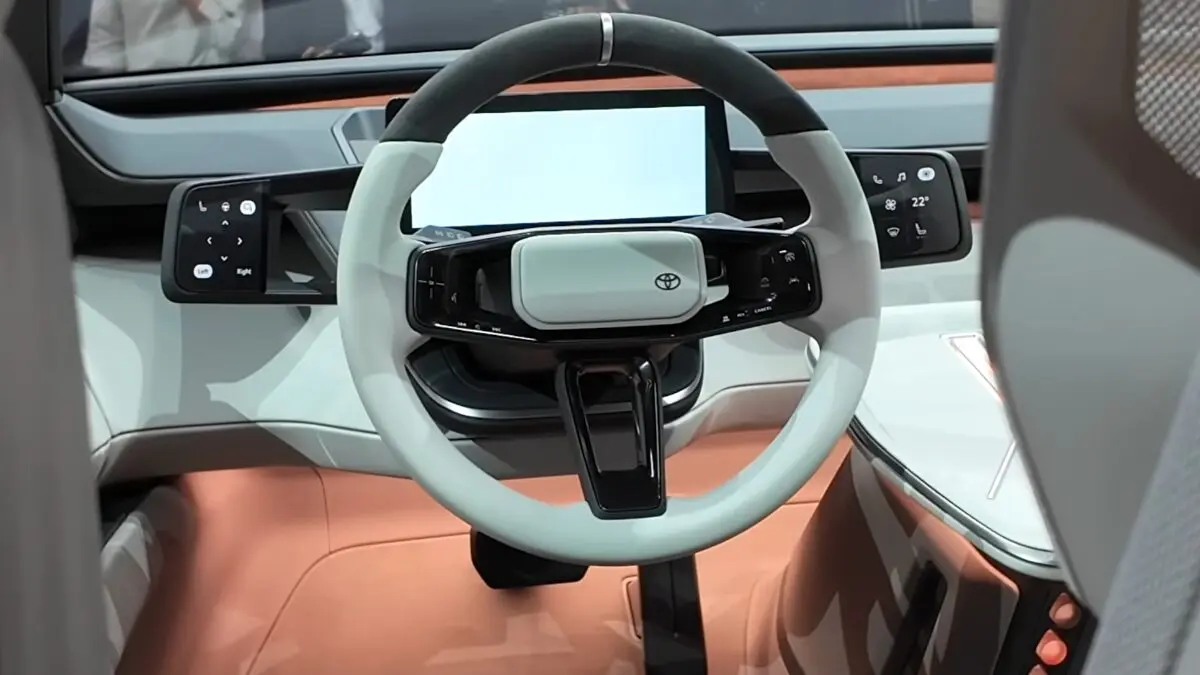 Reprodução de vídeo mostrando o interior do carro Toyota Corolla Concept no Japan Mobility Show, volante