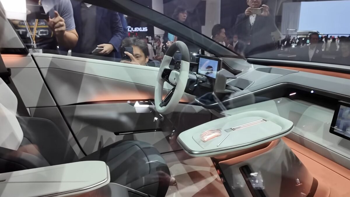 Reprodução de vídeo mostrando o interior do carro Toyota Corolla Concept no Japan Mobility Show, painel