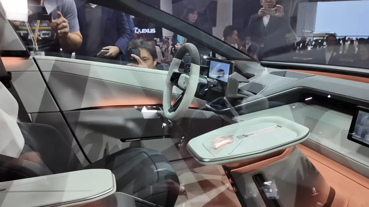 Reprodução de vídeo mostrando o interior do carro Toyota Corolla Concept no Japan Mobility Show, painel