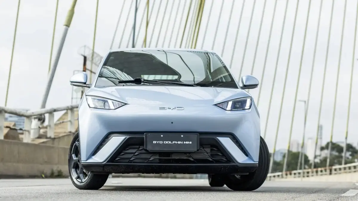 Foto do BYD Dolphin Mini na ponte estaiada em São Paulo