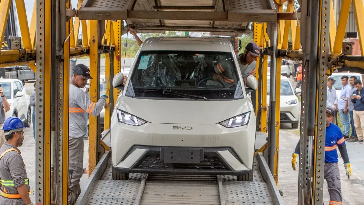 Foto de um carro elétrico BYD Dolphin sendo carregado num caminhão em Camaçari na Bahia