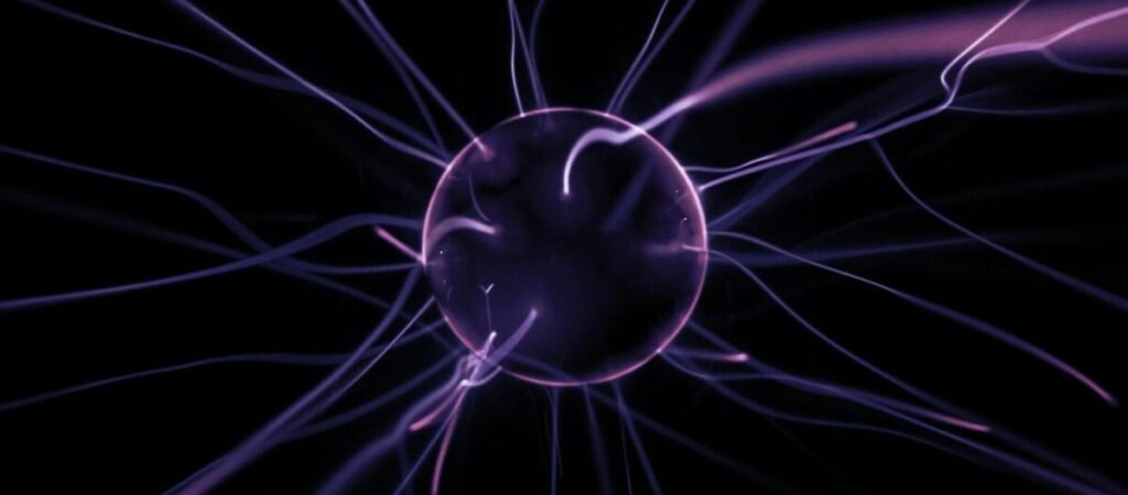 Imagem de raios de plasma saindo de um esfera de vidro