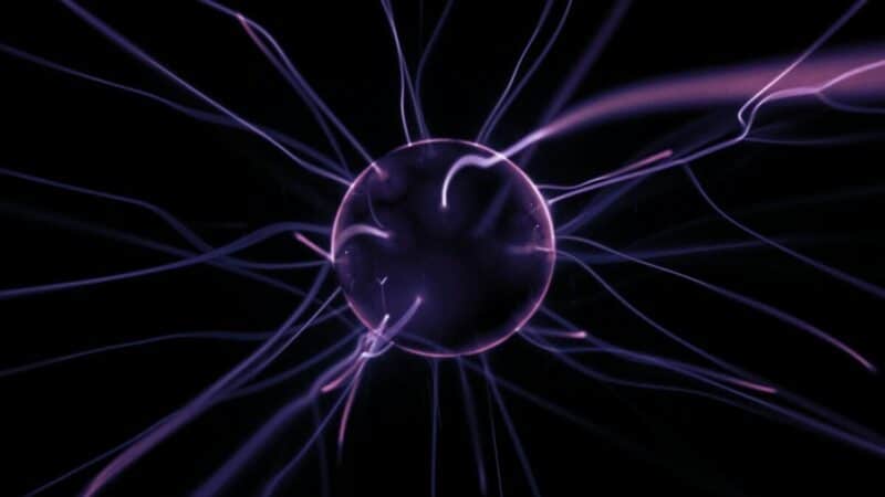 Imagem de raios de plasma saindo de um esfera de vidro