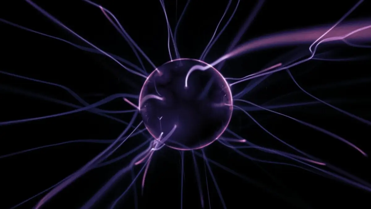 Imagem de raios de plasma saindo de um esfera de vidro