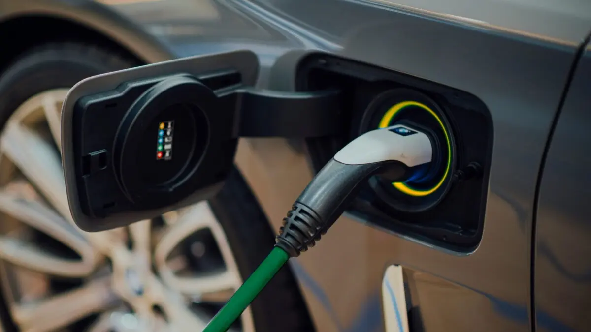 Plug elétrico no carro, com a corda verde e receptor amarelo