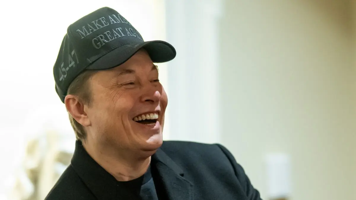 Foto de Elon Musk na Casa Branca em 26 de fevereiro de 2025, usando um boné escuro MAGA
