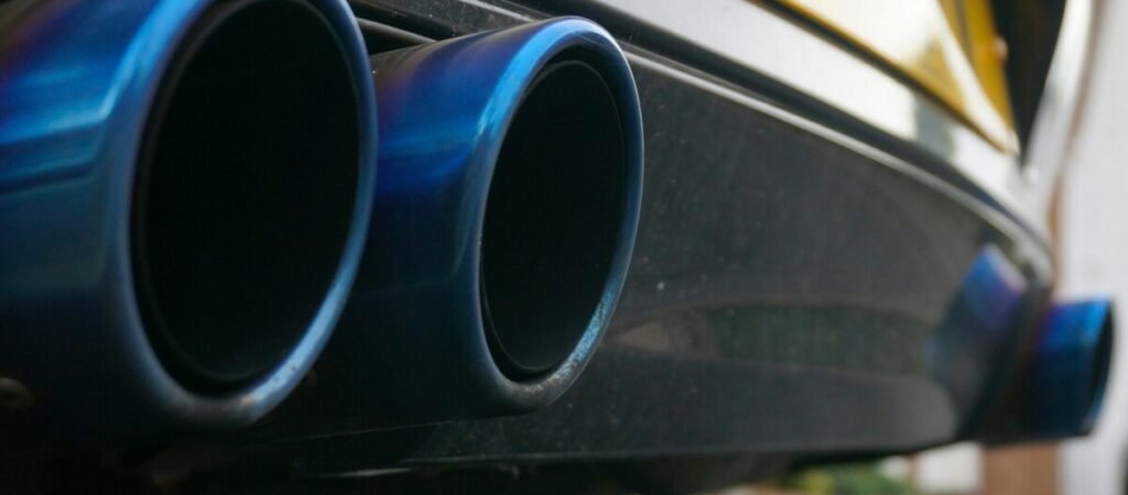 Foto em zoom de escapamentos de carros