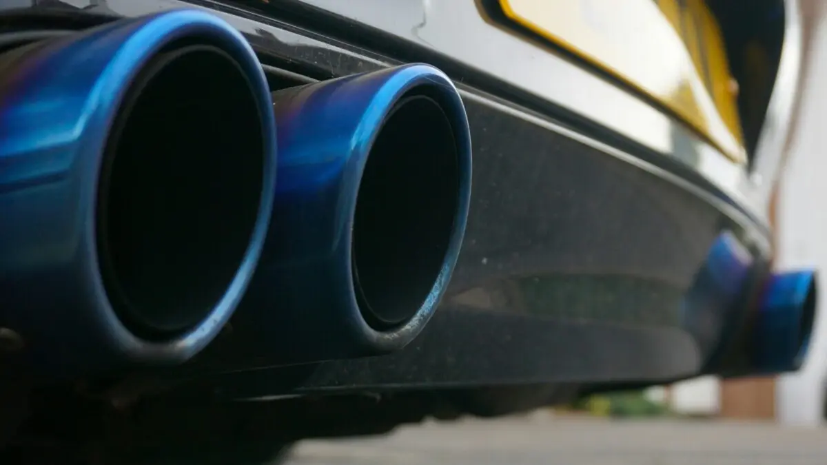 Foto em zoom de escapamentos de carros