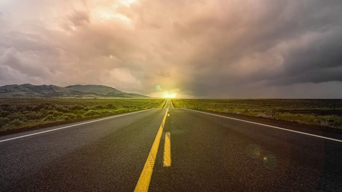 Foto de uma longa estrada sumindo no horizonte