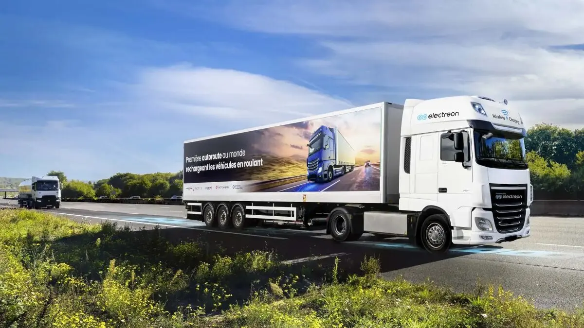 Imagem conceito da estrada com carregamento automático sem fio na França