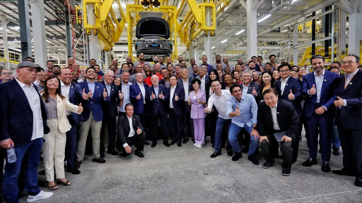 Lula e Alckmin na inauguração da fábrica da BYD em Camaçari