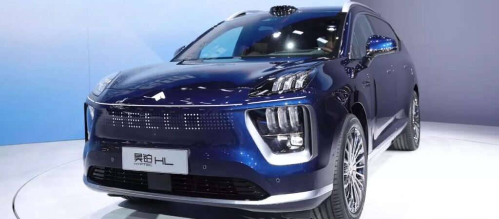 Visão do carro GAC Hyptec HL, num showroom