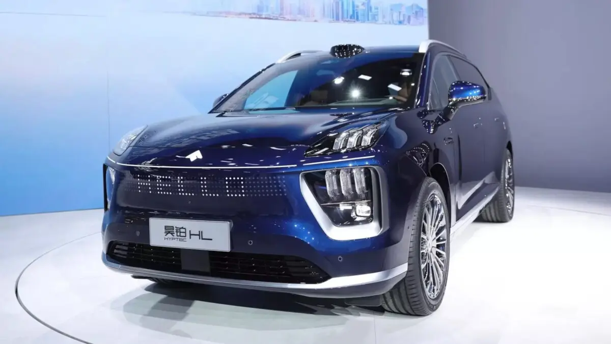 Visão do carro GAC Hyptec HL, num showroom