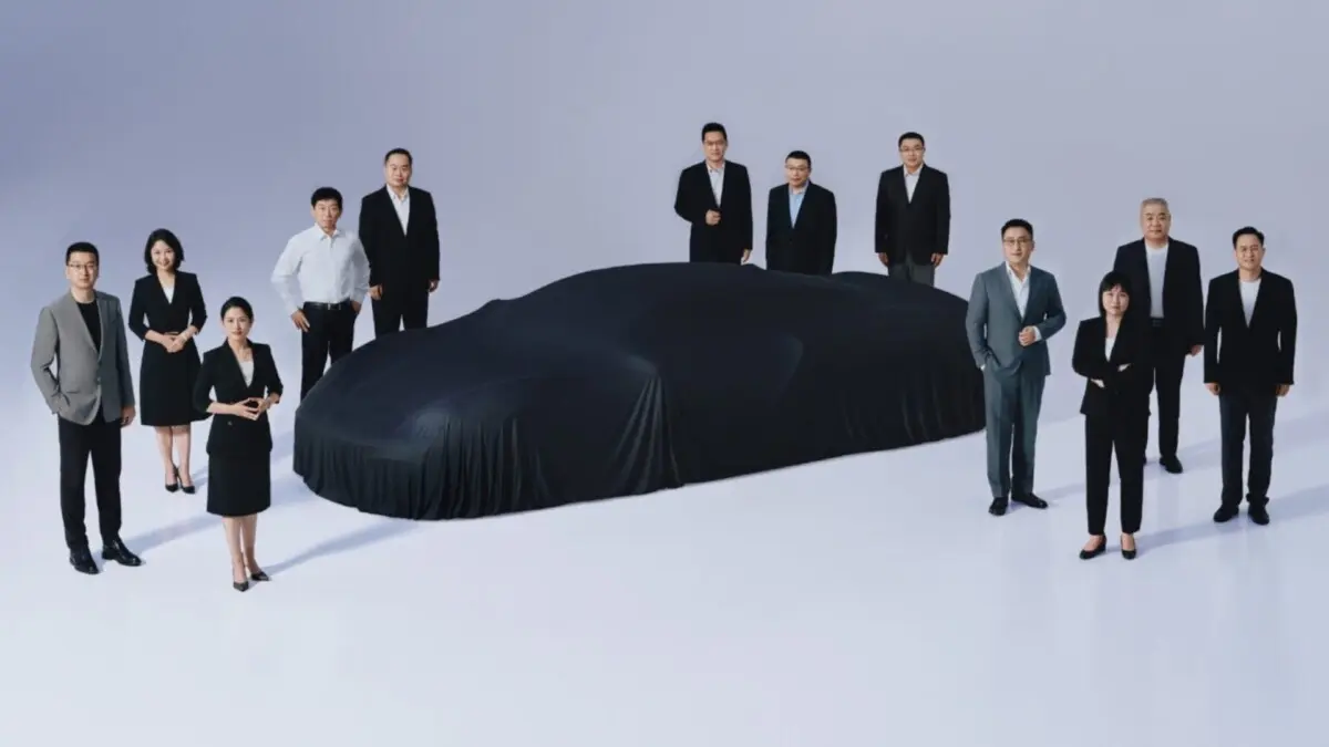Foto promocional da Great Wall Motors mostrando um carro esportivo coberto e cercado por funcionários da marca