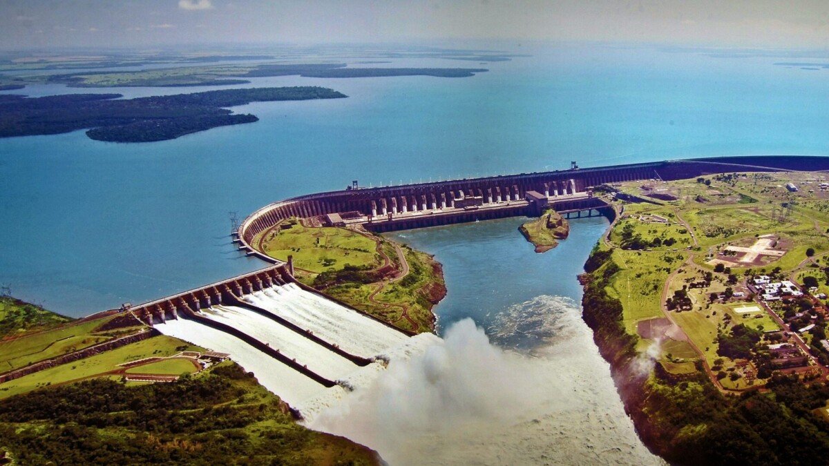 Foto aérea da usina hidrelétrica de Itaipu