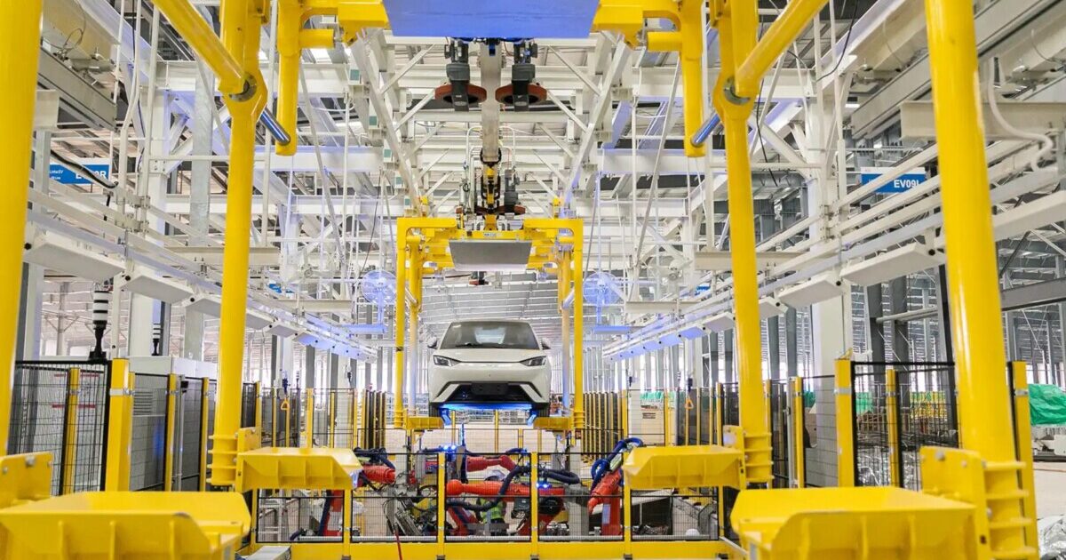 Imagem da linha de produção da BYD no Brasil