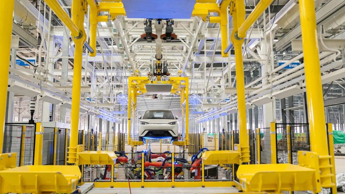 Imagem da linha de produção da BYD no Brasil