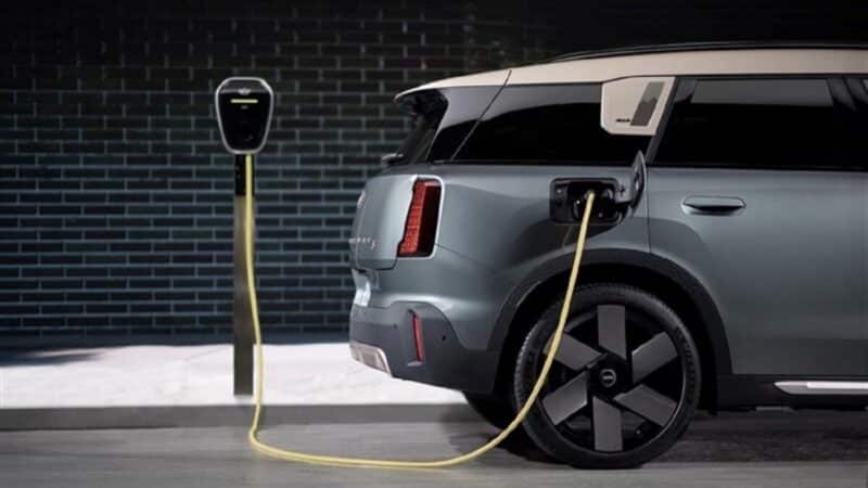 Carro elétrico MINI carregando