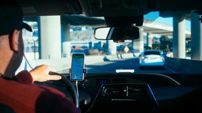Imagem de motorista de aplicativo dirigindo no trânsito
