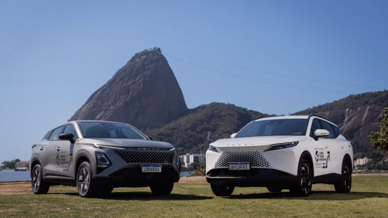 Foto dos carros Omoda 5 e 7 no Rio de Janeiro, com o Pão de Açúcar ao fundo