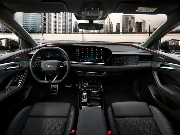 Imagem promocional do Audi SQ6 Sportsback e-tron, mostrando o painel