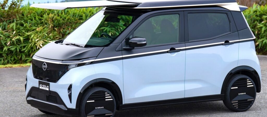 Foto lateral do protótipo Nissan Sakura EV solar, com o painel estendido