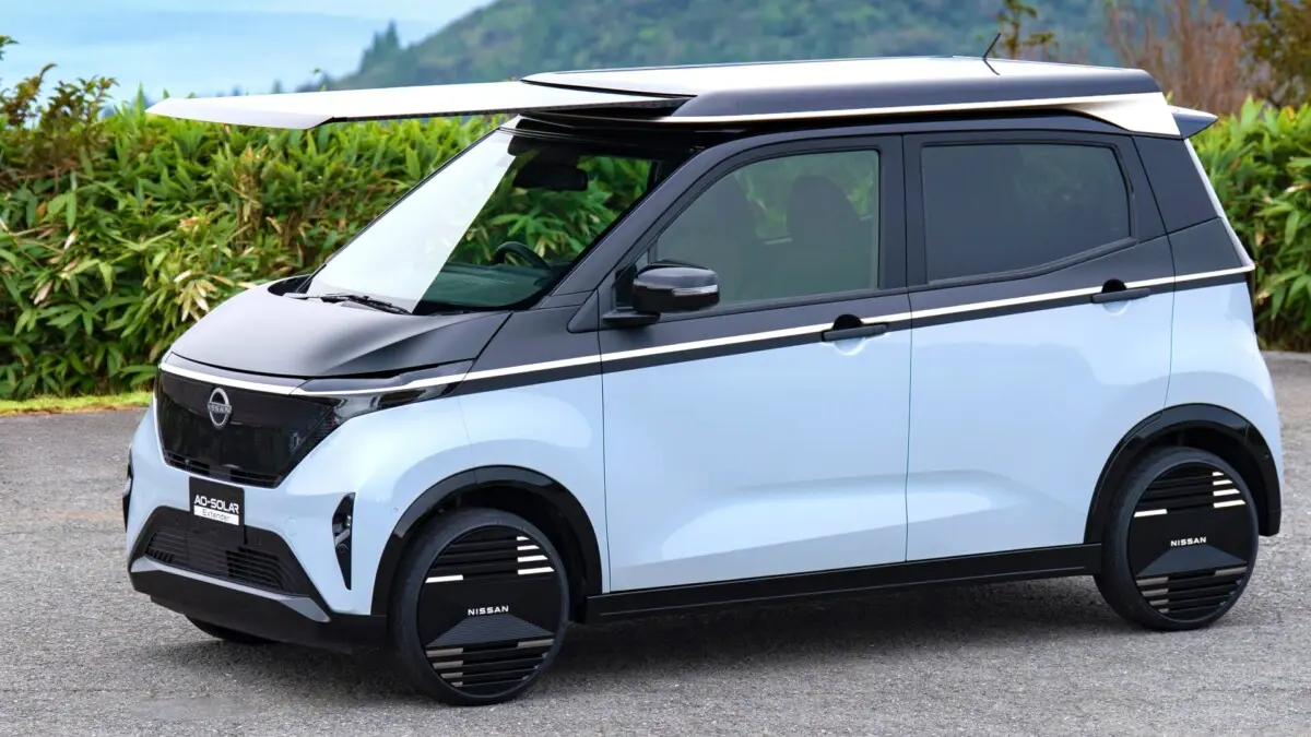 Foto lateral do protótipo Nissan Sakura EV solar, com o painel estendido