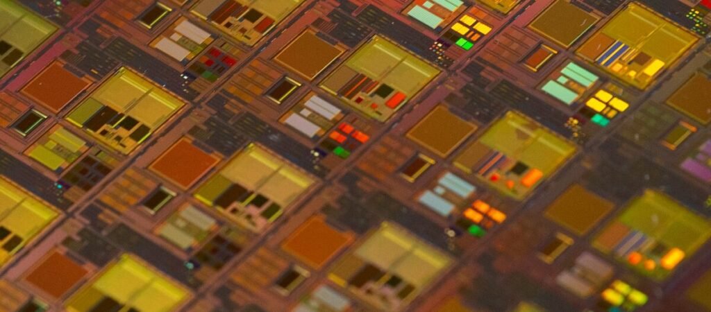 Foto de semicondutores numa placa