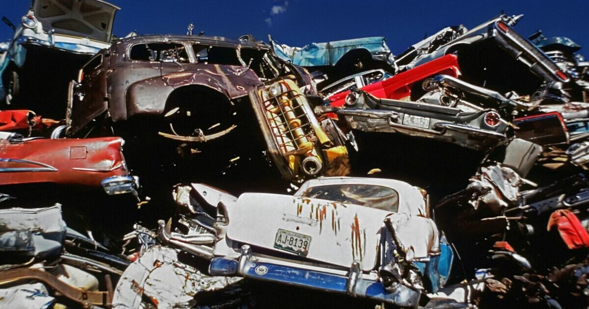 Carros no ferro-velho
