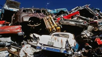 Carros no ferro-velho