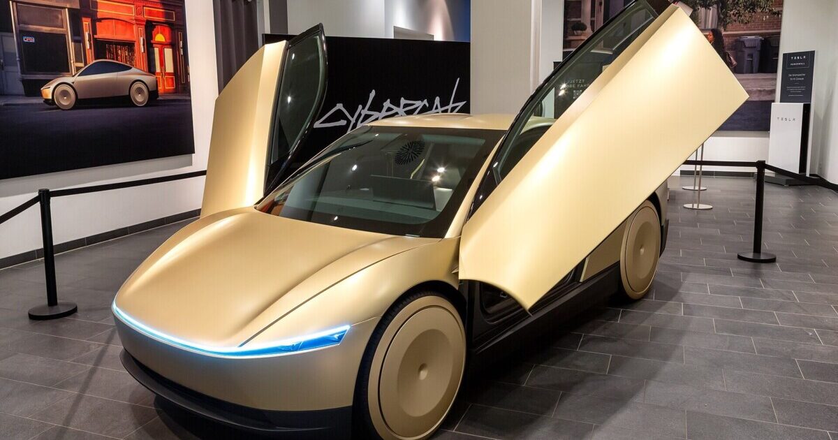 Robotaxi Tesla Cybercab em exposição com as portas abertas