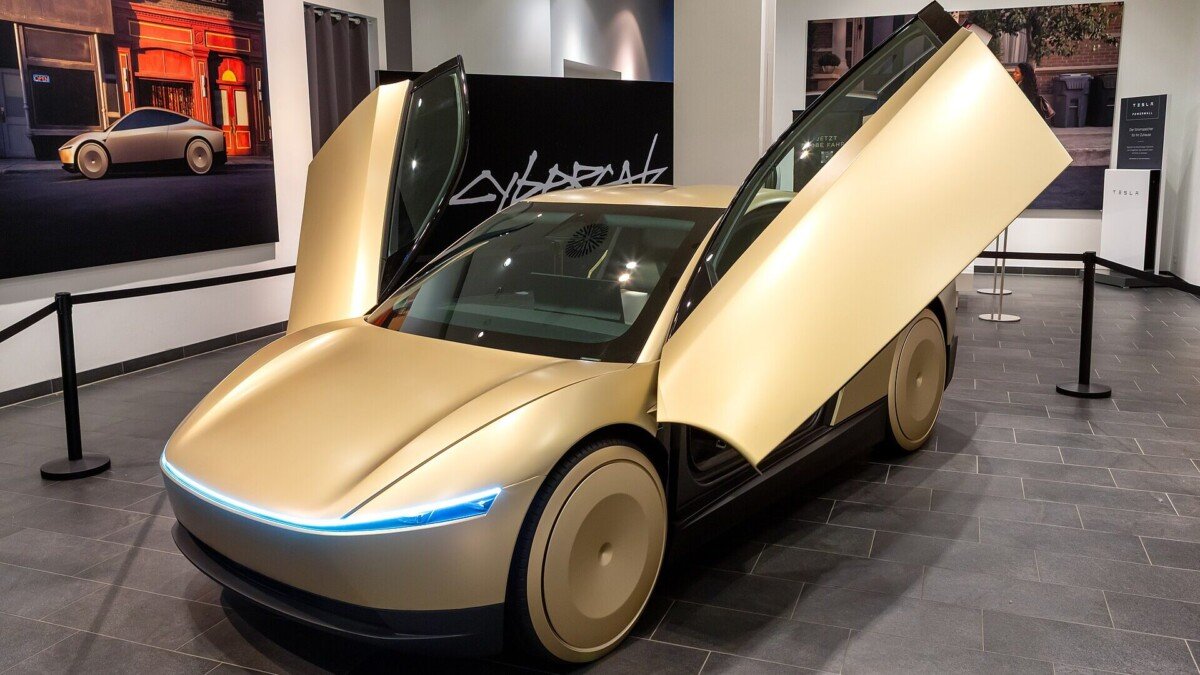 Robotaxi Tesla Cybercab em exposição com as portas abertas