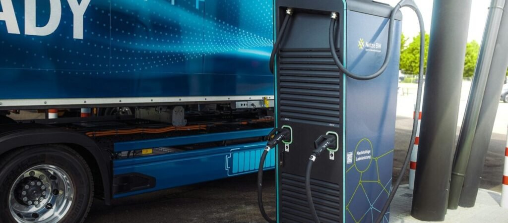 Foto de caminhão elétrico carregando num carregador