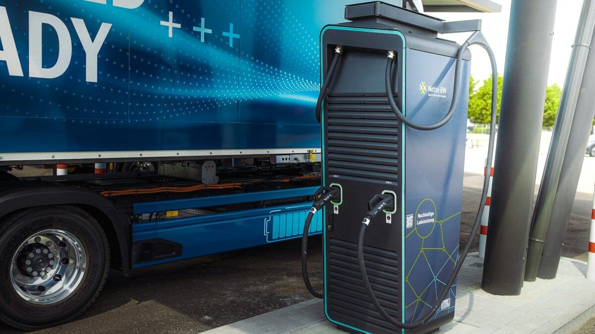 Foto de caminhão elétrico carregando num carregador