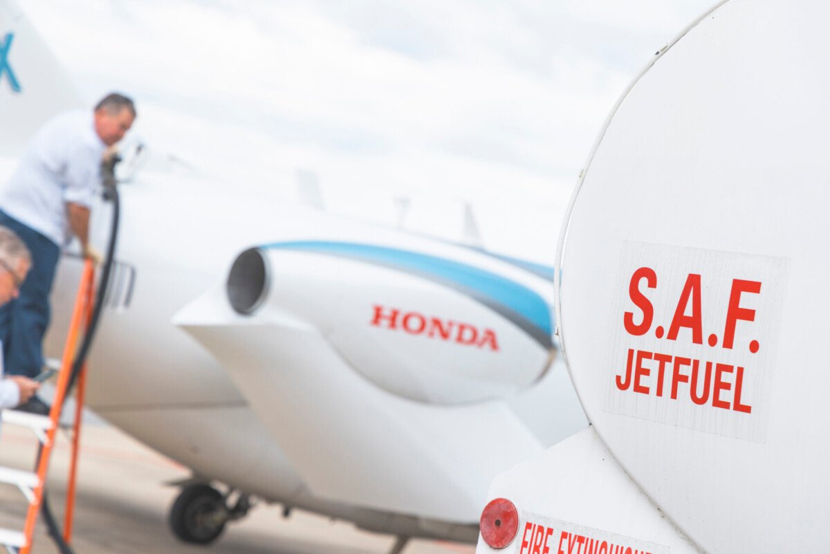 Jato executivo HondaJet sendo abastecido com combustível sustentável (SAF)