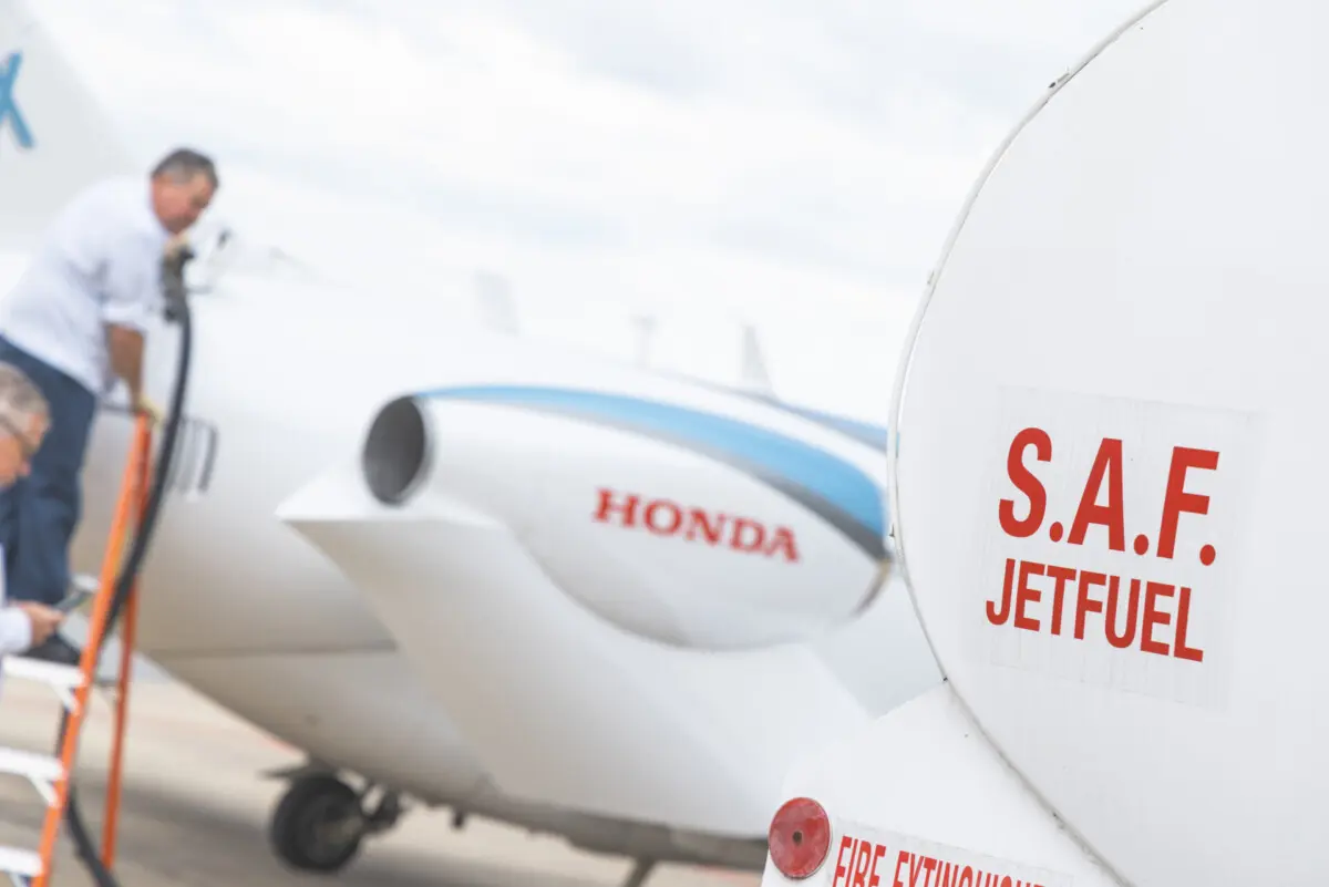 Jato executivo HondaJet sendo abastecido com combustível sustentável (SAF)