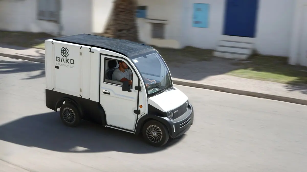 B-Van e Bee: conheça os carros elétricos com painéis solares da africana Bako
