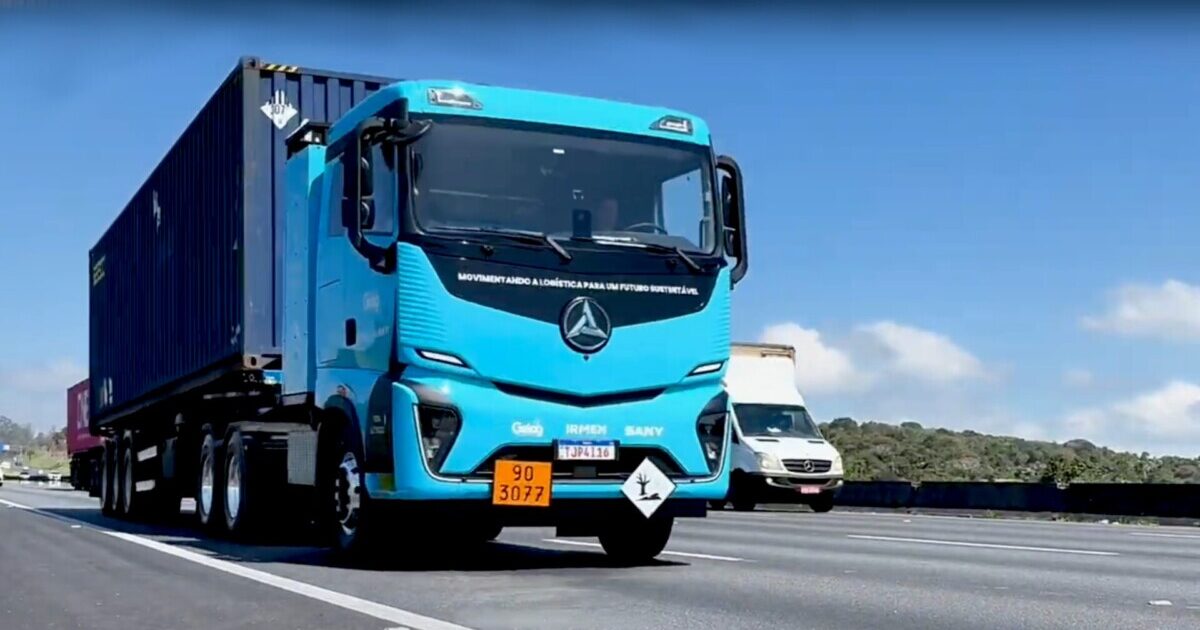 Caminhao elétrico na estrada, fazendo o caminho de subida da Via Anchieta