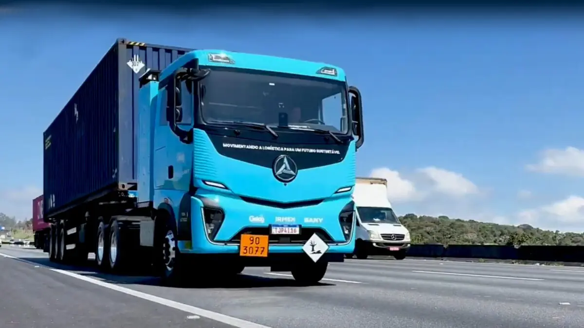 Caminhao elétrico na estrada, fazendo o caminho de subida da Via Anchieta